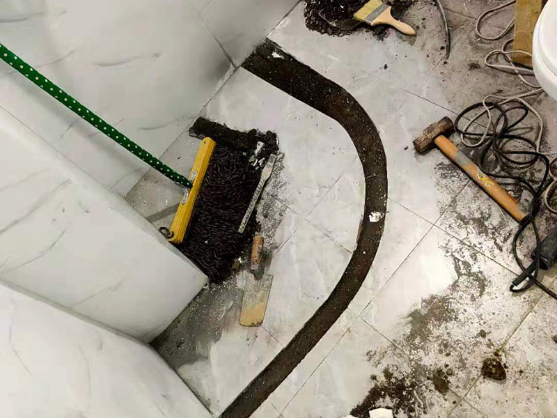 浴室地面擋水條安裝：房屋裝修時鋪地板磚的過程中會留出一條槽，水泥砂漿鋪平后放入大理石的擋水條。在鋪地磚的時候先將擋水條嵌在地磚里面，配套浴簾用的擋水條，安裝時測量好安裝高度。使浴簾自然下垂，垂進擋水條里三厘米左右，是最好的安裝效果且安裝后水不會外濺。