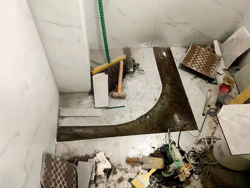 浴室地面擋水條安裝：房屋裝修時鋪地板磚的過程中會留出一條槽，水泥砂漿鋪平后放入大理石的擋水條。在鋪地磚的時候先將擋水條嵌在地磚里面，配套浴簾用的擋水條，安裝時測量好安裝高度。使浴簾自然下垂，垂進擋水條里三厘米左右，是最好的安裝效果且安裝后水不會外濺。