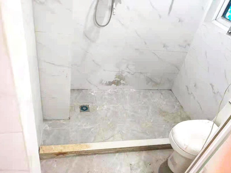 浴室地面擋水條安裝：房屋裝修時鋪地板磚的過程中會留出一條槽，水泥砂漿鋪平后放入大理石的擋水條。在鋪地磚的時候先將擋水條嵌在地磚里面，配套浴簾用的擋水條，安裝時測量好安裝高度。使浴簾自然下垂，垂進擋水條里三厘米左右，是最好的安裝效果且安裝后水不會外濺。