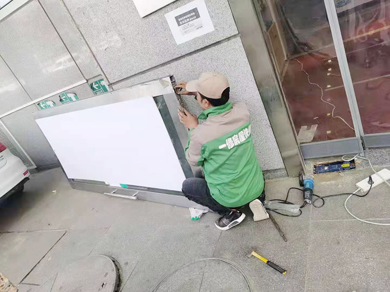 玻璃門維修方案：一看：查看玻璃感應(yīng)門否有元件受損。如元件斷裂、發(fā)黑發(fā)黃、引腳相碰、器件松動(dòng)、連線錯(cuò)誤等。某些接觸不良故障，尤其是在電源通電后，因故障點(diǎn)接觸不良而產(chǎn)生火花  二聽：即聽玻璃感應(yīng)門運(yùn)行的聲音，在控制系統(tǒng)中，大都采用了電磁繼電器作為控制器件，在繼電器觸點(diǎn)切換時(shí)會(huì)產(chǎn)生清晰的&ldquo;滴噠&rdquo;聲。如無(wú)聲或異常，在確定繼電器驅(qū)動(dòng)電器無(wú)故障后，可判定該繼電器不良。  三摸：即觸摸玻璃感應(yīng)門元件，在玻璃感應(yīng)門的維修過(guò)程中，也經(jīng)常在通電后用手摸某些元件。如穩(wěn)壓IC等集成器件、防雷管、變壓器、驅(qū)動(dòng)二極管等等。以便感覺(jué)其溫度是否正常，如發(fā)熱快、溫度高、電路無(wú)短路故障則可斷定器件不良。  四測(cè)：即測(cè)量玻璃感應(yīng)門控制電路。通常采用的方式有測(cè)電壓、測(cè)電路的電阻、測(cè)電流等。這是一種綜合性邏輯分析手段,可依據(jù)各種測(cè)量電動(dòng)伸縮門的數(shù)據(jù)準(zhǔn)確的找出故障原因及損壞器件。