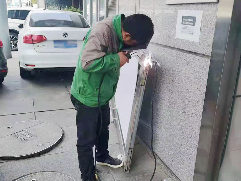 玻璃門維修方案：一看：查看玻璃感應(yīng)門否有元件受損。如元件斷裂、發(fā)黑發(fā)黃、引腳相碰、器件松動(dòng)、連線錯(cuò)誤等。某些接觸不良故障，尤其是在電源通電后，因故障點(diǎn)接觸不良而產(chǎn)生火花  二聽：即聽玻璃感應(yīng)門運(yùn)行的聲音，在控制系統(tǒng)中，大都采用了電磁繼電器作為控制器件，在繼電器觸點(diǎn)切換時(shí)會(huì)產(chǎn)生清晰的&ldquo;滴噠&rdquo;聲。如無(wú)聲或異常，在確定繼電器驅(qū)動(dòng)電器無(wú)故障后，可判定該繼電器不良。  三摸：即觸摸玻璃感應(yīng)門元件，在玻璃感應(yīng)門的維修過(guò)程中，也經(jīng)常在通電后用手摸某些元件。如穩(wěn)壓IC等集成器件、防雷管、變壓器、驅(qū)動(dòng)二極管等等。以便感覺(jué)其溫度是否正常，如發(fā)熱快、溫度高、電路無(wú)短路故障則可斷定器件不良。  四測(cè)：即測(cè)量玻璃感應(yīng)門控制電路。通常采用的方式有測(cè)電壓、測(cè)電路的電阻、測(cè)電流等。這是一種綜合性邏輯分析手段,可依據(jù)各種測(cè)量電動(dòng)伸縮門的數(shù)據(jù)準(zhǔn)確的找出故障原因及損壞器件。