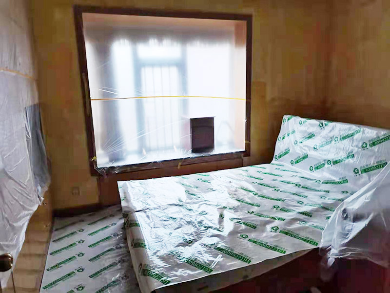 臥室翻新家具保護方案：在新房裝修及舊房翻新時粘上遮蔽保護膜和遮蔽紙，保護門窗、地板、家具及燈具等等。防止施工時涂料和油漆刷在以上物體上面，也使施工人員可以大膽、快速的涂刷墻面，不必擔(dān)心涂料會流到地板上造成需花大量人工清潔的現(xiàn)象?？梢灾苯犹岣呤┕ば?，節(jié)約施工后的清潔工作、節(jié)約人工、提高裝修質(zhì)量。 大件家具家電搬移：在進場施工前需要將家具搬移出一定的距離，移到房子中間，并用保護膜和保護套對地板、家具、家電、墻面進行保護，一邊施工，杜絕粘污。 地面保護：用地膜將需要涂刷房間的地面鋪上地膜，如果靠近踢腳線，地膜附在30厘米遮蔽保護膜之上，用美紋紙或大膠帶固定。第一層地膜和第二層地膜之間用大膠帶固定，一定要平整無縫隙。 門、家具：根據(jù)被包裹物體大小選擇遮蔽保護膜的大小，確保保護物體四面包裹無死角，且保護膜平整。