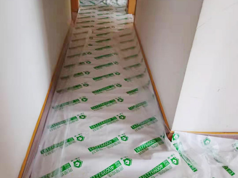臥室翻新家具保護方案：在新房裝修及舊房翻新時粘上遮蔽保護膜和遮蔽紙，保護門窗、地板、家具及燈具等等。防止施工時涂料和油漆刷在以上物體上面，也使施工人員可以大膽、快速的涂刷墻面，不必擔(dān)心涂料會流到地板上造成需花大量人工清潔的現(xiàn)象?？梢灾苯犹岣呤┕ば?，節(jié)約施工后的清潔工作、節(jié)約人工、提高裝修質(zhì)量。 大件家具家電搬移：在進場施工前需要將家具搬移出一定的距離，移到房子中間，并用保護膜和保護套對地板、家具、家電、墻面進行保護，一邊施工，杜絕粘污。 地面保護：用地膜將需要涂刷房間的地面鋪上地膜，如果靠近踢腳線，地膜附在30厘米遮蔽保護膜之上，用美紋紙或大膠帶固定。第一層地膜和第二層地膜之間用大膠帶固定，一定要平整無縫隙。 門、家具：根據(jù)被包裹物體大小選擇遮蔽保護膜的大小，確保保護物體四面包裹無死角，且保護膜平整。