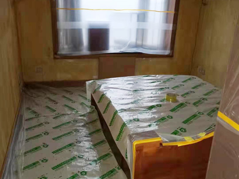 臥室翻新家具保護方案：在新房裝修及舊房翻新時粘上遮蔽保護膜和遮蔽紙，保護門窗、地板、家具及燈具等等。防止施工時涂料和油漆刷在以上物體上面，也使施工人員可以大膽、快速的涂刷墻面，不必擔(dān)心涂料會流到地板上造成需花大量人工清潔的現(xiàn)象?？梢灾苯犹岣呤┕ば?，節(jié)約施工后的清潔工作、節(jié)約人工、提高裝修質(zhì)量。 大件家具家電搬移：在進場施工前需要將家具搬移出一定的距離，移到房子中間，并用保護膜和保護套對地板、家具、家電、墻面進行保護，一邊施工，杜絕粘污。 地面保護：用地膜將需要涂刷房間的地面鋪上地膜，如果靠近踢腳線，地膜附在30厘米遮蔽保護膜之上，用美紋紙或大膠帶固定。第一層地膜和第二層地膜之間用大膠帶固定，一定要平整無縫隙。 門、家具：根據(jù)被包裹物體大小選擇遮蔽保護膜的大小，確保保護物體四面包裹無死角，且保護膜平整。
