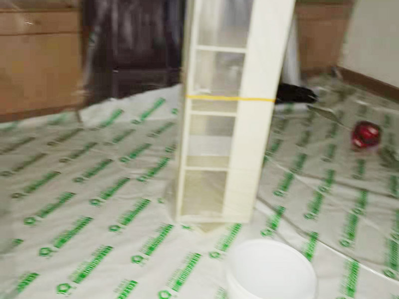 臥室翻新家具保護方案：在新房裝修及舊房翻新時粘上遮蔽保護膜和遮蔽紙，保護門窗、地板、家具及燈具等等。防止施工時涂料和油漆刷在以上物體上面，也使施工人員可以大膽、快速的涂刷墻面，不必擔(dān)心涂料會流到地板上造成需花大量人工清潔的現(xiàn)象?？梢灾苯犹岣呤┕ば剩?jié)約施工后的清潔工作、節(jié)約人工、提高裝修質(zhì)量。 大件家具家電搬移：在進場施工前需要將家具搬移出一定的距離，移到房子中間，并用保護膜和保護套對地板、家具、家電、墻面進行保護，一邊施工，杜絕粘污。 地面保護：用地膜將需要涂刷房間的地面鋪上地膜，如果靠近踢腳線，地膜附在30厘米遮蔽保護膜之上，用美紋紙或大膠帶固定。第一層地膜和第二層地膜之間用大膠帶固定，一定要平整無縫隙。 門、家具：根據(jù)被包裹物體大小選擇遮蔽保護膜的大小，確保保護物體四面包裹無死角，且保護膜平整。