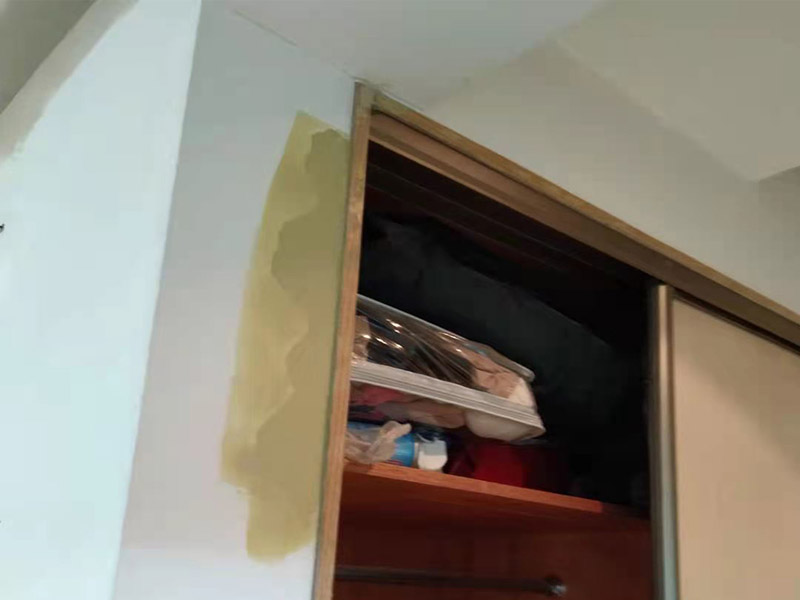 墻面局部修補(bǔ)翻新：舊墻面在翻新之前務(wù)必需要進(jìn)行基層處理，如果墻面粉化嚴(yán)重，則需要使用鏟子對漆面進(jìn)行一一鏟除，再涂刷白水泥。如果舊墻表面平滑的，則需要使用砂紙進(jìn)行打磨，將不粘結(jié)的漆膜除去，以便于后期進(jìn)行油漆施工。 舊墻基層處理好后，就可以進(jìn)行刮膩?zhàn)拥氖┕ぃ谶@一環(huán)節(jié)需要注意涂刮的膩?zhàn)雍穸葢?yīng)均勻一致，一般刮2-3遍，再來進(jìn)行打磨處理。等完全干燥后，再來進(jìn)行一遍底漆的施工，底漆有著很好防潮效果，還利于面漆的著附。最后則是進(jìn)行兩道面漆的施工涂刷，待第一遍面漆施工干透后，才能進(jìn)行第二遍面漆的涂刷，漆膜應(yīng)均勻，薄厚一致。