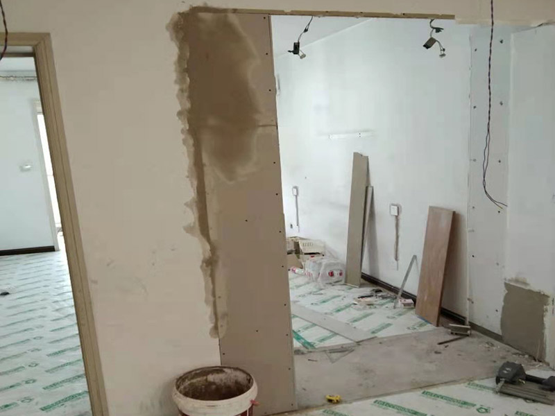 墻面局部修補(bǔ)翻新：舊墻面在翻新之前務(wù)必需要進(jìn)行基層處理，如果墻面粉化嚴(yán)重，則需要使用鏟子對漆面進(jìn)行一一鏟除，再涂刷白水泥。如果舊墻表面平滑的，則需要使用砂紙進(jìn)行打磨，將不粘結(jié)的漆膜除去，以便于后期進(jìn)行油漆施工。 舊墻基層處理好后，就可以進(jìn)行刮膩?zhàn)拥氖┕ぃ谶@一環(huán)節(jié)需要注意涂刮的膩?zhàn)雍穸葢?yīng)均勻一致，一般刮2-3遍，再來進(jìn)行打磨處理。等完全干燥后，再來進(jìn)行一遍底漆的施工，底漆有著很好防潮效果，還利于面漆的著附。最后則是進(jìn)行兩道面漆的施工涂刷，待第一遍面漆施工干透后，才能進(jìn)行第二遍面漆的涂刷，漆膜應(yīng)均勻，薄厚一致。