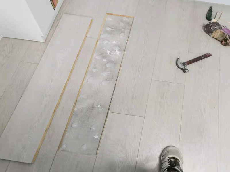 木地板修復(fù)案例：用毛刷清理縫隙中的雜物，并用濕抹布擦拭干凈，保持縫隙所有的面干燥無灰塵。用美紋紙?zhí)苓?，避免密封膠涂到不需要的地方，且可以保持后續(xù)工作不再麻煩，擠入密封膠，用刀等有平整面的工具刮平，靜置12個(gè)小時(shí)就OK了。