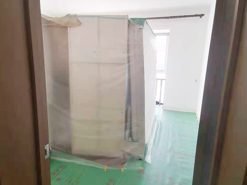 刷漆地面樓梯保護(hù)：踏步板、扶手等經(jīng)常與人接觸的部位相對(duì)其他構(gòu)件壽命會(huì)較短，因此要定期上專用蠟或地板蠟保護(hù)。防止蟲(chóng)蛀。在安裝樓梯時(shí)，可事先在水泥踏步上撒一些防蟲(chóng)劑，其次要保持樓梯的干燥，切勿受潮。要經(jīng)常檢查各部件連接部位，防止松動(dòng)或是被蟲(chóng)蛀蝕。因?yàn)闃翘莅惭b時(shí)，雖然工程師已將它們緊緊連為一體，可隨著溫度與濕度的不斷變化，各構(gòu)件都在發(fā)生著細(xì)微的物理變化。木制樓梯或加以金屬或其他材質(zhì)的構(gòu) 件，通常都會(huì)因?yàn)樗?、磨損、蟲(chóng)蛀或是真菌的侵襲而受損，這些都可以由專業(yè)人員修復(fù)。但更重要的是前期的保養(yǎng)，妥善的保養(yǎng)可以在很大程度上延長(zhǎng)樓梯的使用壽命。