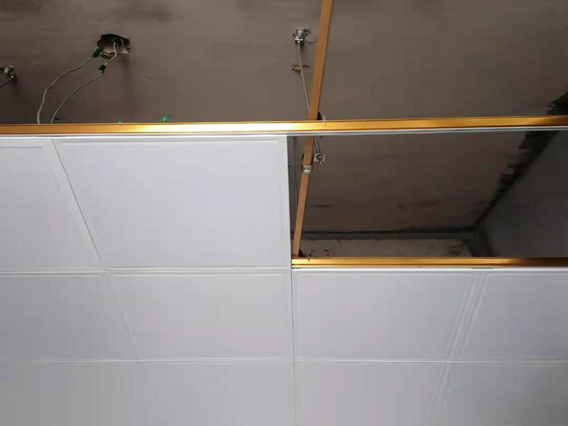 衛(wèi)生間局部改造：衛(wèi)生間改造中水電的改造尤為重要且需要最早開始著手，由于會涉及到浴霸采暖、燈光的線路走向、水管的入墻等問題，所以在改造之前需制定一個詳細的水電走向設計。衛(wèi)生間改造中一般都需要做吊頂處理，當然，美觀的同時作為淋浴的場所防水等方面也需要注意。所以在選擇衛(wèi)生間的吊頂材料時，具備防水、防潮、防腐蝕、耐高溫功能的耐用材料值得購買。一般常見的衛(wèi)生間吊頂材料是鋁扣板。