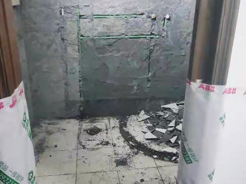 衛(wèi)生間局部改造：衛(wèi)生間改造中水電的改造尤為重要且需要最早開始著手，由于會涉及到浴霸采暖、燈光的線路走向、水管的入墻等問題，所以在改造之前需制定一個詳細的水電走向設計。衛(wèi)生間改造中一般都需要做吊頂處理，當然，美觀的同時作為淋浴的場所防水等方面也需要注意。所以在選擇衛(wèi)生間的吊頂材料時，具備防水、防潮、防腐蝕、耐高溫功能的耐用材料值得購買。一般常見的衛(wèi)生間吊頂材料是鋁扣板。