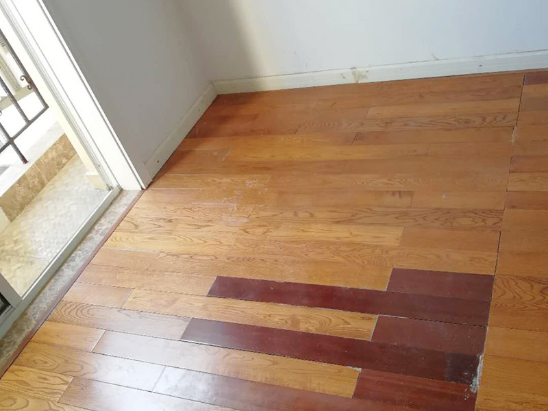 地面清掃打蠟施工：先將地板上所有的污漬徹底清掃干凈，如有膠或黏污時(shí)，可用中性清潔劑與布小心輕輕磨掉。等干凈后，再將水性蠟倒入干凈的干拖把上，將蠟均勻涂布于地板上，即可。上蠟后約需20分鐘左右，讓地板表面自干，等干后才可踩踏于上面可用電風(fēng)扇輔助吹干以縮短時(shí)間，一般經(jīng)驗(yàn)打蠟后約需幾小時(shí)才會(huì)完全干。如有重物要移動(dòng)須等蠟完全干后才能搬動(dòng)，如此即可保地板之光亮。 　