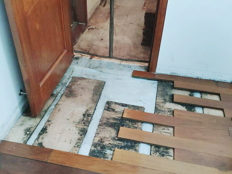 地面清掃打蠟施工：先將地板上所有的污漬徹底清掃干凈，如有膠或黏污時(shí)，可用中性清潔劑與布小心輕輕磨掉。等干凈后，再將水性蠟倒入干凈的干拖把上，將蠟均勻涂布于地板上，即可。上蠟后約需20分鐘左右，讓地板表面自干，等干后才可踩踏于上面可用電風(fēng)扇輔助吹干以縮短時(shí)間，一般經(jīng)驗(yàn)打蠟后約需幾小時(shí)才會(huì)完全干。如有重物要移動(dòng)須等蠟完全干后才能搬動(dòng)，如此即可保地板之光亮。 　