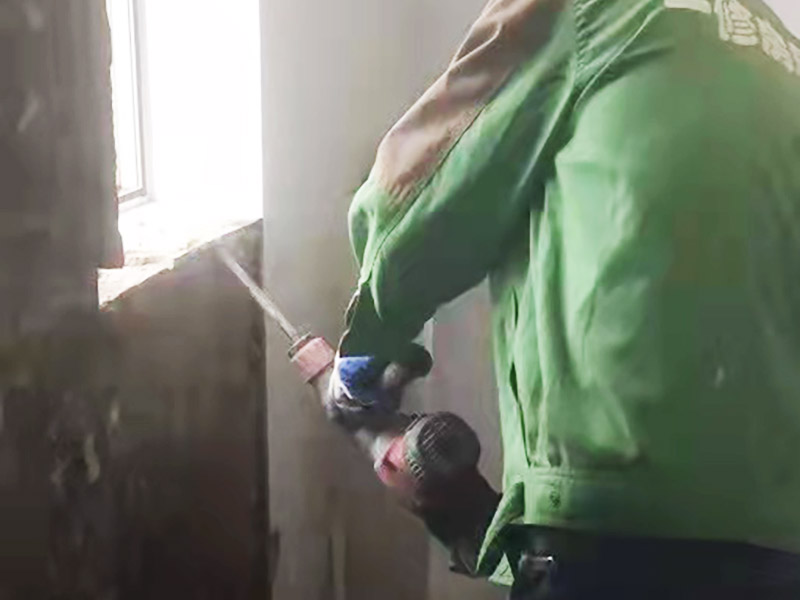 墻磚拆除翻新：衛(wèi)浴用具拆除后可以對墻面瓷磚進行拆卸。拆卸一般是從墻體的下方往上方敲，從瓷磚的邊緣往里面敲，還需要根據(jù)拆卸的位置選擇適當?shù)那么u力度。敲磚是從墻體下方開始敲，從每塊瓷磚的邊緣開始敲。如果先敲上面的瓷磚，地面堆積瓷磚較多，擋住墻體下面的瓷磚，不利于拆卸。  　　另外，敲磚過程中，要不是對地面的瓷磚進行清理，以免瓷磚過多堆積，減慢施工進度以及造成施工意外。由于二手房的衛(wèi)浴在之前是做了一次防水的，因此在敲磚時必須注意防水層的處理，與屋主溝通好，防水層是否打掉。