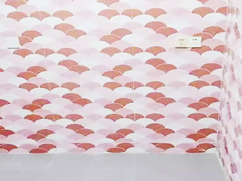 墻磚拆除翻新：衛(wèi)浴用具拆除后可以對墻面瓷磚進行拆卸。拆卸一般是從墻體的下方往上方敲，從瓷磚的邊緣往里面敲，還需要根據(jù)拆卸的位置選擇適當?shù)那么u力度。敲磚是從墻體下方開始敲，從每塊瓷磚的邊緣開始敲。如果先敲上面的瓷磚，地面堆積瓷磚較多，擋住墻體下面的瓷磚，不利于拆卸。  　　另外，敲磚過程中，要不是對地面的瓷磚進行清理，以免瓷磚過多堆積，減慢施工進度以及造成施工意外。由于二手房的衛(wèi)浴在之前是做了一次防水的，因此在敲磚時必須注意防水層的處理，與屋主溝通好，防水層是否打掉。