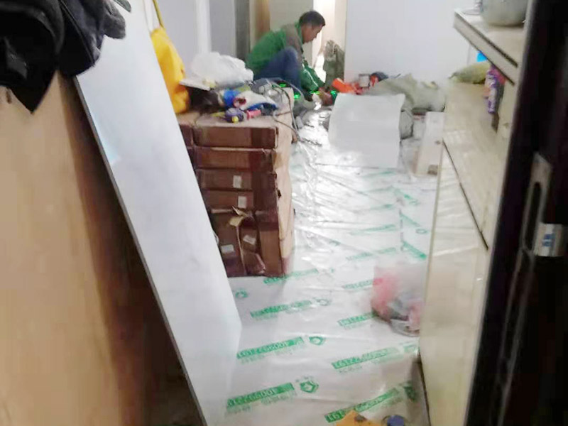 衛(wèi)生間防水裝修案例：清理衛(wèi)生間基層，包括灰塵、沙粒、水泥等，地面找平找坡，墻面若有裂痕、空鼓、缺陷用水泥抹平，保證基層堅(jiān)固平整。衛(wèi)生間陰陽角、水管根部應(yīng)避免死角，做成圓弧并順直。漏水概率最大的部位主要是陰陽角、水管根部，為了降低漏水風(fēng)險(xiǎn)先將這些部位做一遍防水。第二遍防水與第一遍防水要才有十字交叉的方式，這樣能夠降低漏刷的可能性。防水一般做兩到三遍，每遍厚度控制在0.5mm左右。