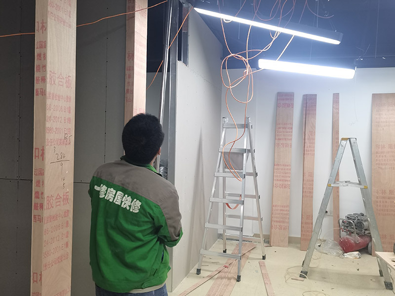 辦公室燈具線管安裝：熟悉圖紙，在施工前必須熟悉施工圖紙，而且最好由監(jiān)理、設(shè)計師、業(yè)主三方在施工現(xiàn)場核對圖紙，如發(fā)現(xiàn)圖紙中有不符合現(xiàn)場的情況需立刻一起商定更改。 首先，一句施工圖在現(xiàn)場確認(rèn)插座，開關(guān)及各種燈具的位置，并在相應(yīng)位置上做好標(biāo)記。如果沒有特殊要求，插座、開關(guān)應(yīng)按照如下標(biāo)準(zhǔn)安裝