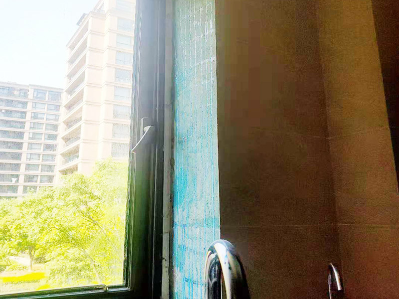 廚房墻磚修復施工：1、刮除掉需要更換的瓷磚與周圍瓷磚的接縫處的填縫劑； 2、用云石機沿瓷磚的對角線切開，注意不要到瓷磚的四個角，離角大概有10公分即可； 3、采用錘子，從對角線的中心位置砸開，取掉中心碎裂的瓷磚； 4、采用錘子和撬杠從碎裂中心邊緣部分開始，撬杠適當向外傾斜立在磚面，用錘子錘擊撬杠，逐步的從中心往四周敲砸瓷磚，到瓷磚的邊的部分要特別的小心。 5、將砸掉瓷磚瓷磚后的墻地面基層清理干凈，剔除松動的基層； 6、采用水泥砂漿重新粘貼新的瓷磚。