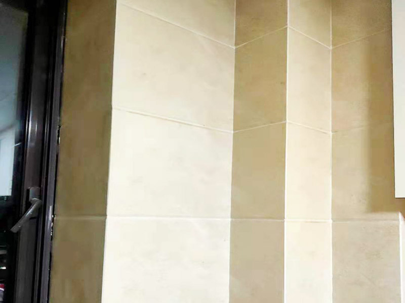 廚房墻磚修復施工：1、刮除掉需要更換的瓷磚與周圍瓷磚的接縫處的填縫劑； 2、用云石機沿瓷磚的對角線切開，注意不要到瓷磚的四個角，離角大概有10公分即可； 3、采用錘子，從對角線的中心位置砸開，取掉中心碎裂的瓷磚； 4、采用錘子和撬杠從碎裂中心邊緣部分開始，撬杠適當向外傾斜立在磚面，用錘子錘擊撬杠，逐步的從中心往四周敲砸瓷磚，到瓷磚的邊的部分要特別的小心。 5、將砸掉瓷磚瓷磚后的墻地面基層清理干凈，剔除松動的基層； 6、采用水泥砂漿重新粘貼新的瓷磚。