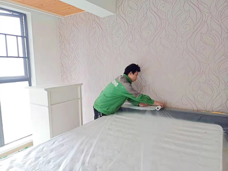 地面家具成品保護(hù)措施:在墻面翻新前，需要先將舊漆面鏟除干凈，之后在進(jìn)行打磨，將墻面的浮沉雜物都清理干凈。如果墻面有凹凸不平的情況，要先用膩?zhàn)有扪a(bǔ)，如果墻面出現(xiàn)空鼓的現(xiàn)象，也要將整面的墻皮進(jìn)行鏟除，在做后續(xù)的處理。基層做完后，需要將施工區(qū)域的家具物件移除，避免在翻新過(guò)程中，使家具受到損傷。