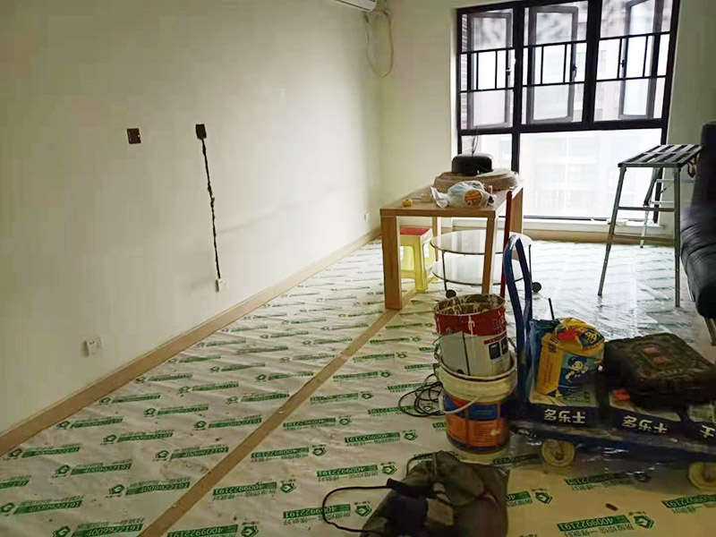 地面家具成品保護(hù)措施:在墻面翻新前，需要先將舊漆面鏟除干凈，之后在進(jìn)行打磨，將墻面的浮沉雜物都清理干凈。如果墻面有凹凸不平的情況，要先用膩?zhàn)有扪a(bǔ)，如果墻面出現(xiàn)空鼓的現(xiàn)象，也要將整面的墻皮進(jìn)行鏟除，在做后續(xù)的處理?；鶎幼鐾旰?，需要將施工區(qū)域的家具物件移除，避免在翻新過(guò)程中，使家具受到損傷。