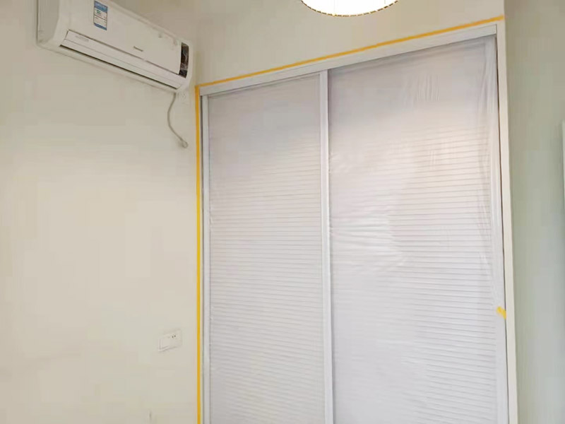 地面家具成品保護(hù)措施:在墻面翻新前，需要先將舊漆面鏟除干凈，之后在進(jìn)行打磨，將墻面的浮沉雜物都清理干凈。如果墻面有凹凸不平的情況，要先用膩?zhàn)有扪a(bǔ)，如果墻面出現(xiàn)空鼓的現(xiàn)象，也要將整面的墻皮進(jìn)行鏟除，在做后續(xù)的處理。基層做完后，需要將施工區(qū)域的家具物件移除，避免在翻新過(guò)程中，使家具受到損傷。