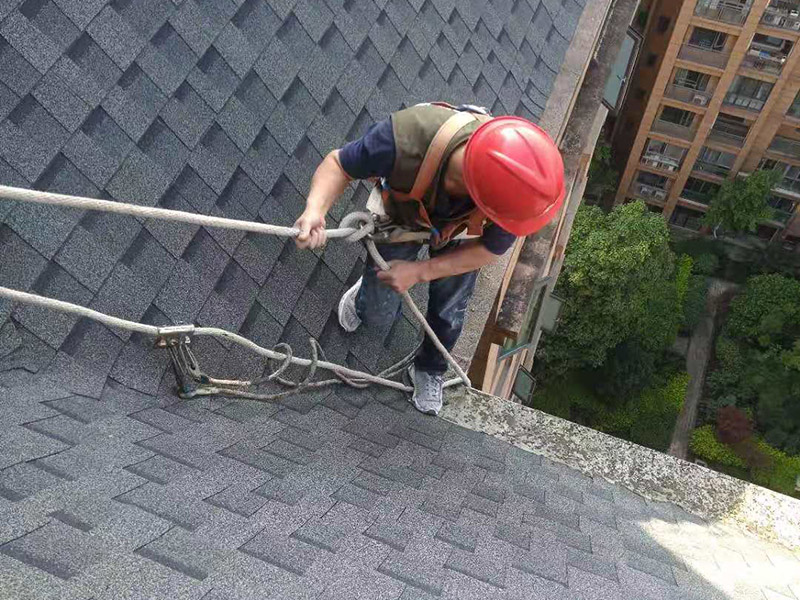 高空屋頂防水作業(yè)：涂膜防水層依附于基層，基層質(zhì)量好壞，直接影響防水涂膜的質(zhì)量。涂料的涂布應(yīng)采取&ldquo;先高后低、先遠(yuǎn)后近、先立面后平面&rdquo;的施工順序。同一屋面上先涂布排水比較集中的水落口、天溝、檐口等節(jié)點(diǎn)部位，再進(jìn)行大面積的涂布。用滾刷或毛刷均勻地涂刷多遍，直到達(dá)到規(guī)定的涂膜厚度要求，不得漏底，待涂層干固后，才能進(jìn)行下一道工序。當(dāng)多遍涂布時(shí)，每遍涂刷方向應(yīng)與上一遍方向相垂直。對(duì)易發(fā)生漏水的部位，應(yīng)進(jìn)行密封或加強(qiáng)處理。天溝、檐溝、檐口、泛水等部位，均應(yīng)加鋪有胎體增強(qiáng)材料的附加層。長(zhǎng)邊搭接寬度不得小于50mm，短邊搭接寬度不得小于70mm，采用二層以上胎體增強(qiáng)材料時(shí)，上下層不得互相垂直鋪設(shè)，搭接縫應(yīng)錯(cuò)開(kāi)。