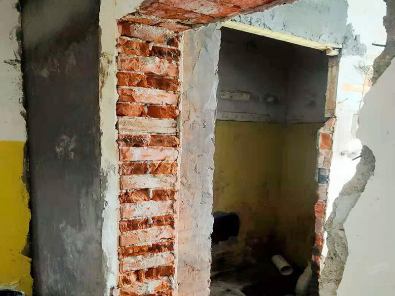 開門洞陽臺貼磚：確定好新門洞的尺寸和位置，用墨斗在墻面彈線標(biāo)明清楚，這樣在拆改中才能掌握分寸；先拆出門洞上面梁的位置，放置好預(yù)制的水泥混凝土橫梁，或者角鋼加固，保證施工的安全。最后用機(jī)器切割或其他方法對墻體進(jìn)行拆除。