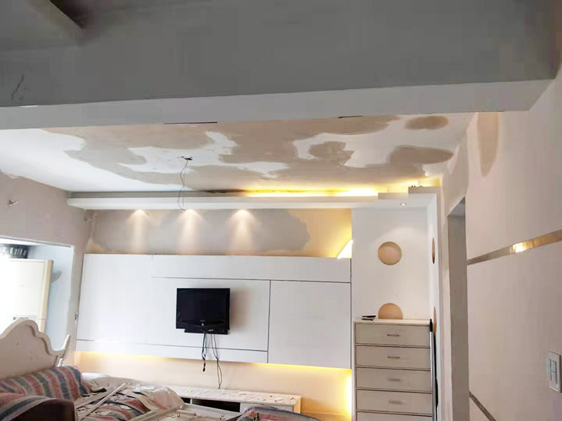 客廳天花板翻新：墻面有細小的白色粉末，表示墻內(nèi)的鹽分在水泥的干燥過程中被&ldquo;析出&rdquo;，此時，可用尼龍刷或鐵刷將其刷除，觀察幾天后，確定不再有白色粉末析出，且待水泥墻面干燥磨平，便可上漆。若水泥墻表面白色粉末多且不斷析出，將其清理后，可先上一道墻面底漆，預(yù)防日后鹽分侵蝕，形成壁癌;也不要在三個月內(nèi)使用油性涂料或不透水的壁紙涂刷或裝修。以批土刀將批土填平凹洞裂縫，等到完全干燥后，再用砂紙磨平。底漆涂料是專門用于墻面不需特別處理的壁面，至于有問題的壁面就必須先針對其問題，選擇特殊且專治此特殊問題的&ldquo;底漆&rdquo;。