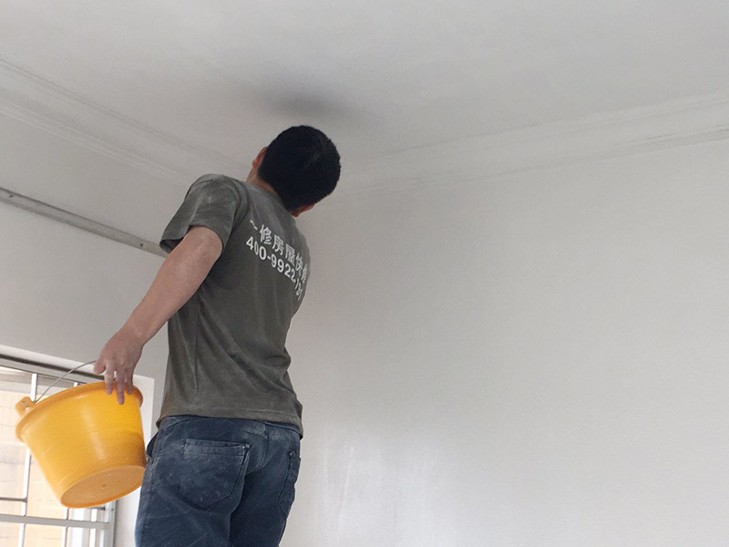 墻角刷漆施工：對門、窗框、家具與涂料連接處，粘貼分色紙保護。做好的木柜、隔板等家具要用報紙將其封起，以免油漆滴落弄臟家具。調(diào)色有顏色要求的墻面，事先應(yīng)準確計算面積，一次將所用料調(diào)配均勻。一般用滾筒刷上漆后，需用筆刷對墻邊和墻角漏刷的地方進行補漆，特別是墻壁與角線、木柜、隔板等的接縫位置和墻壁的轉(zhuǎn)角處。帶墻面油漆干后，用砂紙對墻面進行打磨，以減少墻面刷痕，使墻面更加光滑。在打磨時候注意要不時用手來感受墻面的光滑度，以便判斷哪里需要打磨，而且打磨力度要適中，范圍要廣。