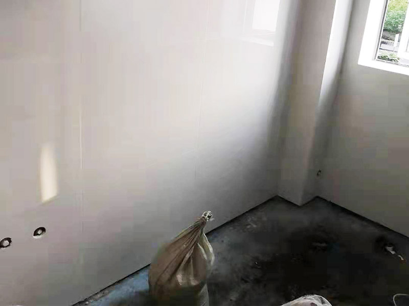 墻面瓷磚鋪貼：（1）基層處理：將塵土、雜物徹底清掃干凈，不得有空鼓、開裂及起砂等缺陷。 （2）彈線：施工前在墻體四周彈出標(biāo)高控制線，在地面彈出十字線，以控制地磚分隔尺寸。 （3）預(yù)鋪：首先應(yīng)在圖紙?jiān)O(shè)計(jì)要求的基礎(chǔ)上，對(duì)地磚的色彩、紋理、表面平整等進(jìn)行嚴(yán)格的挑選，然后按照?qǐng)D紙要求預(yù)鋪。對(duì)于預(yù)鋪中可能出現(xiàn)的尺寸、色彩、紋理誤差等進(jìn)行調(diào)整、交換，直至達(dá)到最佳效果，按鋪貼順利堆放整齊備用。 （4）鋪貼：鋪設(shè)選用1：3干硬性水泥砂漿，砂漿厚度25mm左右。鋪貼前將地磚背面濕潤，需正面干燥為宜。把地磚按照要求放在水泥砂漿上，用橡皮錘輕敲地磚飾面直至密實(shí)平整達(dá)到要求。 （5）勾縫：地磚鋪完后24h進(jìn)行清理勾縫，勾縫前應(yīng)先將地磚縫隙內(nèi)雜質(zhì)擦凈，用專用填縫劑勾縫。 （6）清理：施工過程中隨干隨清，完工后(一般宜在24h之后)再用棉紗等物對(duì)地磚表面進(jìn)行清理。