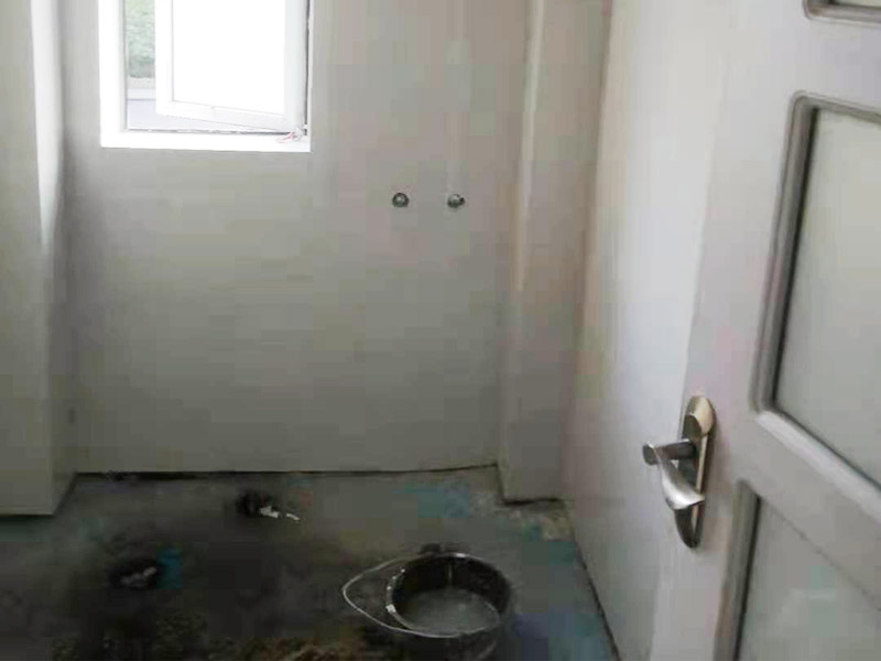 墻面瓷磚鋪貼：（1）基層處理：將塵土、雜物徹底清掃干凈，不得有空鼓、開裂及起砂等缺陷。 （2）彈線：施工前在墻體四周彈出標(biāo)高控制線，在地面彈出十字線，以控制地磚分隔尺寸。 （3）預(yù)鋪：首先應(yīng)在圖紙?jiān)O(shè)計(jì)要求的基礎(chǔ)上，對(duì)地磚的色彩、紋理、表面平整等進(jìn)行嚴(yán)格的挑選，然后按照?qǐng)D紙要求預(yù)鋪。對(duì)于預(yù)鋪中可能出現(xiàn)的尺寸、色彩、紋理誤差等進(jìn)行調(diào)整、交換，直至達(dá)到最佳效果，按鋪貼順利堆放整齊備用。 （4）鋪貼：鋪設(shè)選用1：3干硬性水泥砂漿，砂漿厚度25mm左右。鋪貼前將地磚背面濕潤，需正面干燥為宜。把地磚按照要求放在水泥砂漿上，用橡皮錘輕敲地磚飾面直至密實(shí)平整達(dá)到要求。 （5）勾縫：地磚鋪完后24h進(jìn)行清理勾縫，勾縫前應(yīng)先將地磚縫隙內(nèi)雜質(zhì)擦凈，用專用填縫劑勾縫。 （6）清理：施工過程中隨干隨清，完工后(一般宜在24h之后)再用棉紗等物對(duì)地磚表面進(jìn)行清理。