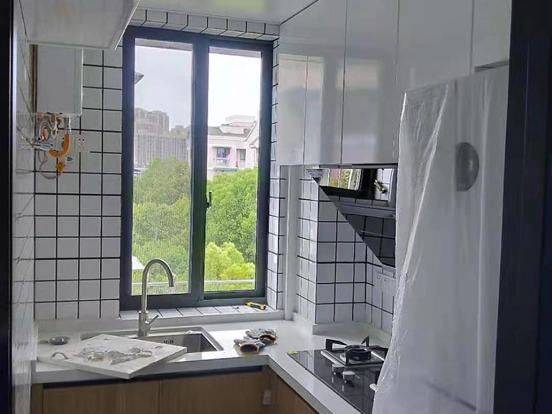 廚衛(wèi)翻新裝修：廚房是家中較為潮濕的區(qū)域，大家在翻新過程中難免會破壞到原有的防水層，防水效果也會受到影響。為了防止廚房滲水、漏水到樓下的情況，大家最好及時做好廚房防水層的增補，并且最好不要使用木質(zhì)地板或者革質(zhì)等防火性能不好材料。 老式的洗手間樣式都比較陳舊，墻面、地面也積蓄了不少難以清除的污漬，因此大家在翻新時，最好把原來的衛(wèi)生間墻磚或者地磚打掉，鋪設(shè)新磚，在這個過程，難免會迫害與原有的防水層，因此大家需要重做防水層。