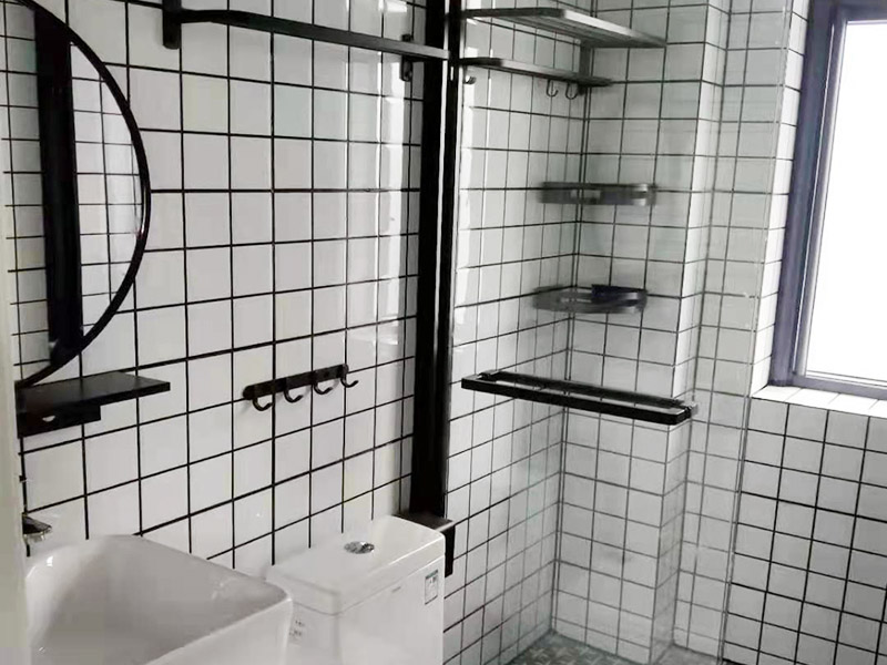 廚衛(wèi)翻新裝修：廚房是家中較為潮濕的區(qū)域，大家在翻新過程中難免會破壞到原有的防水層，防水效果也會受到影響。為了防止廚房滲水、漏水到樓下的情況，大家最好及時做好廚房防水層的增補，并且最好不要使用木質(zhì)地板或者革質(zhì)等防火性能不好材料。 老式的洗手間樣式都比較陳舊，墻面、地面也積蓄了不少難以清除的污漬，因此大家在翻新時，最好把原來的衛(wèi)生間墻磚或者地磚打掉，鋪設(shè)新磚，在這個過程，難免會迫害與原有的防水層，因此大家需要重做防水層。