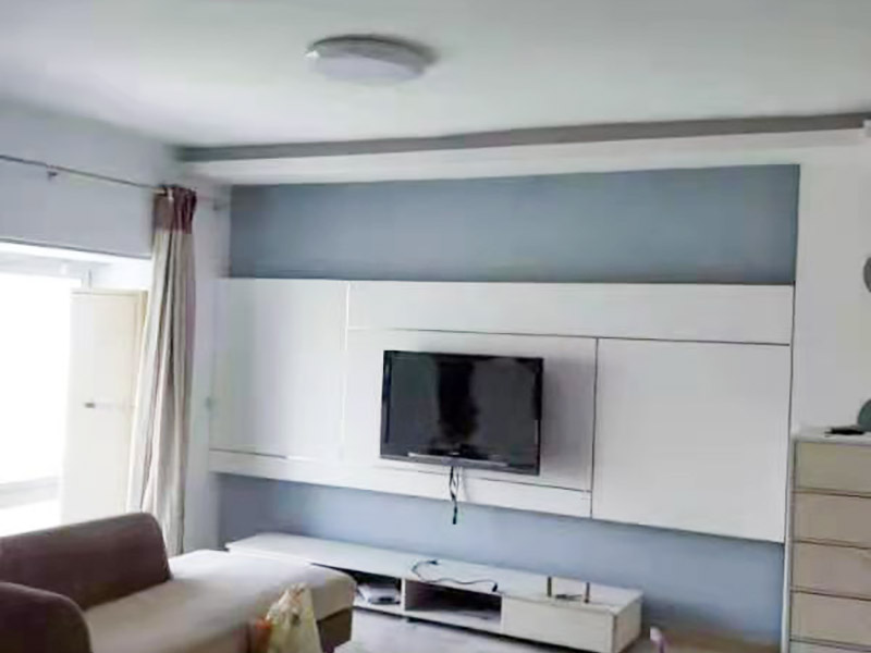 廚衛(wèi)翻新裝修：廚房是家中較為潮濕的區(qū)域，大家在翻新過程中難免會破壞到原有的防水層，防水效果也會受到影響。為了防止廚房滲水、漏水到樓下的情況，大家最好及時做好廚房防水層的增補，并且最好不要使用木質(zhì)地板或者革質(zhì)等防火性能不好材料。 老式的洗手間樣式都比較陳舊，墻面、地面也積蓄了不少難以清除的污漬，因此大家在翻新時，最好把原來的衛(wèi)生間墻磚或者地磚打掉，鋪設(shè)新磚，在這個過程，難免會迫害與原有的防水層，因此大家需要重做防水層。