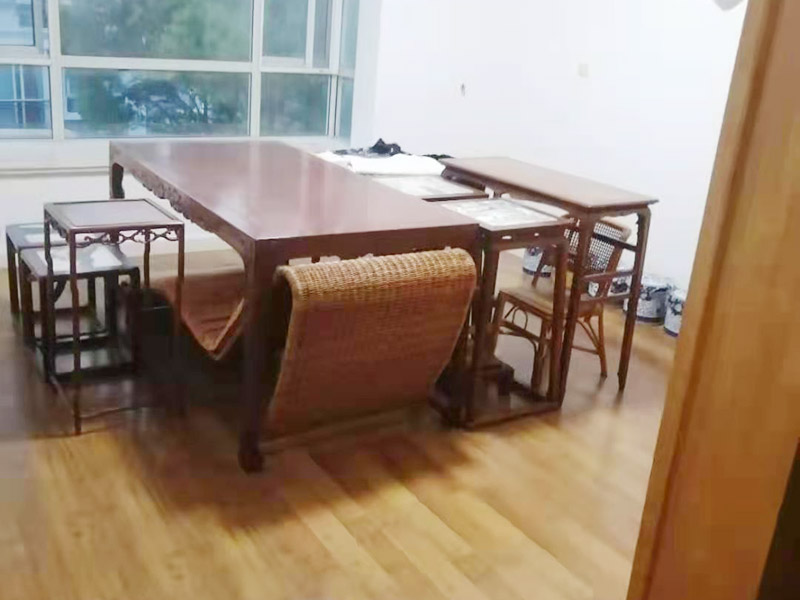 二手房裝修家具保護(hù)：1、做好入戶門保護(hù) 各類裝修物料的進(jìn)場、建筑裝修的清理都必須經(jīng)過入戶門。在對(duì)物品進(jìn)行搬運(yùn)時(shí)，難免會(huì)與入戶門發(fā)生磕碰及摩擦。 建議，在裝修開工前知道家具家電進(jìn)場，都應(yīng)當(dāng)使用成品保護(hù)膜將入戶門進(jìn)行包裹。  2、做好水電改造期間的成品保護(hù) 水電改造是基礎(chǔ)裝修，水電裝修的質(zhì)量好壞，直接決定著后期的施工和使用。因此，在進(jìn)行水電改造時(shí)，同樣需要做好成品保護(hù)工作。水電改造完成后，應(yīng)當(dāng)對(duì)各種管線進(jìn)行規(guī)范的固定，以防脫落;對(duì)露的線頭要進(jìn)行包裹，以防發(fā)生觸電的危險(xiǎn);做好地面線管的固定和保護(hù)，防止被踩壞。同時(shí)，在搬運(yùn)物料時(shí)，也不要破壞地面鋪設(shè)的管線。  3、做好瓷磚、地板的鋪貼保護(hù)