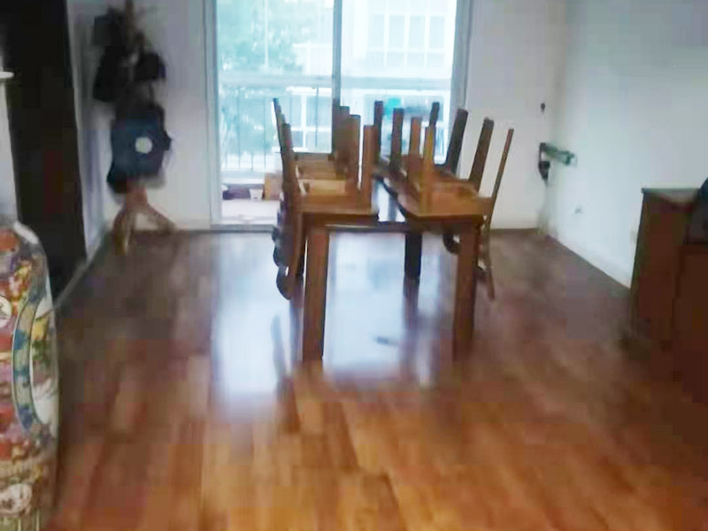 二手房裝修家具保護(hù)：1、做好入戶門保護(hù) 各類裝修物料的進(jìn)場、建筑裝修的清理都必須經(jīng)過入戶門。在對(duì)物品進(jìn)行搬運(yùn)時(shí)，難免會(huì)與入戶門發(fā)生磕碰及摩擦。 建議，在裝修開工前知道家具家電進(jìn)場，都應(yīng)當(dāng)使用成品保護(hù)膜將入戶門進(jìn)行包裹。  2、做好水電改造期間的成品保護(hù) 水電改造是基礎(chǔ)裝修，水電裝修的質(zhì)量好壞，直接決定著后期的施工和使用。因此，在進(jìn)行水電改造時(shí)，同樣需要做好成品保護(hù)工作。水電改造完成后，應(yīng)當(dāng)對(duì)各種管線進(jìn)行規(guī)范的固定，以防脫落;對(duì)露的線頭要進(jìn)行包裹，以防發(fā)生觸電的危險(xiǎn);做好地面線管的固定和保護(hù)，防止被踩壞。同時(shí)，在搬運(yùn)物料時(shí)，也不要破壞地面鋪設(shè)的管線。  3、做好瓷磚、地板的鋪貼保護(hù)