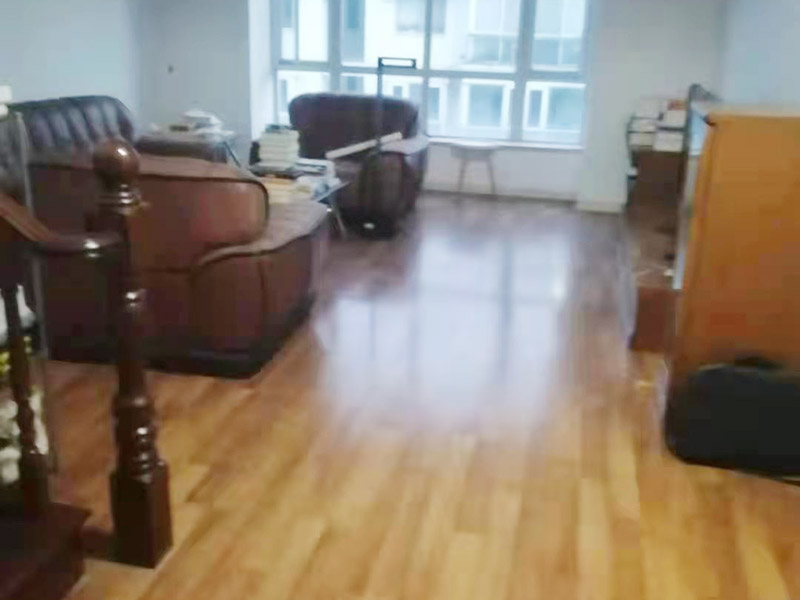 二手房裝修家具保護(hù)：1、做好入戶門保護(hù) 各類裝修物料的進(jìn)場、建筑裝修的清理都必須經(jīng)過入戶門。在對(duì)物品進(jìn)行搬運(yùn)時(shí)，難免會(huì)與入戶門發(fā)生磕碰及摩擦。 建議，在裝修開工前知道家具家電進(jìn)場，都應(yīng)當(dāng)使用成品保護(hù)膜將入戶門進(jìn)行包裹。  2、做好水電改造期間的成品保護(hù) 水電改造是基礎(chǔ)裝修，水電裝修的質(zhì)量好壞，直接決定著后期的施工和使用。因此，在進(jìn)行水電改造時(shí)，同樣需要做好成品保護(hù)工作。水電改造完成后，應(yīng)當(dāng)對(duì)各種管線進(jìn)行規(guī)范的固定，以防脫落;對(duì)露的線頭要進(jìn)行包裹，以防發(fā)生觸電的危險(xiǎn);做好地面線管的固定和保護(hù)，防止被踩壞。同時(shí)，在搬運(yùn)物料時(shí)，也不要破壞地面鋪設(shè)的管線。  3、做好瓷磚、地板的鋪貼保護(hù)