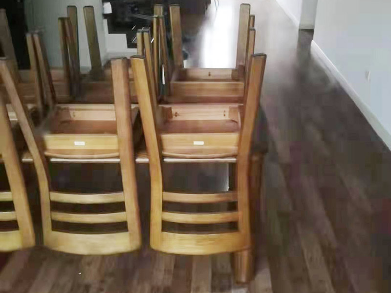 二手房裝修家具保護(hù)：1、做好入戶門保護(hù) 各類裝修物料的進(jìn)場、建筑裝修的清理都必須經(jīng)過入戶門。在對(duì)物品進(jìn)行搬運(yùn)時(shí)，難免會(huì)與入戶門發(fā)生磕碰及摩擦。 建議，在裝修開工前知道家具家電進(jìn)場，都應(yīng)當(dāng)使用成品保護(hù)膜將入戶門進(jìn)行包裹。  2、做好水電改造期間的成品保護(hù) 水電改造是基礎(chǔ)裝修，水電裝修的質(zhì)量好壞，直接決定著后期的施工和使用。因此，在進(jìn)行水電改造時(shí)，同樣需要做好成品保護(hù)工作。水電改造完成后，應(yīng)當(dāng)對(duì)各種管線進(jìn)行規(guī)范的固定，以防脫落;對(duì)露的線頭要進(jìn)行包裹，以防發(fā)生觸電的危險(xiǎn);做好地面線管的固定和保護(hù)，防止被踩壞。同時(shí)，在搬運(yùn)物料時(shí)，也不要破壞地面鋪設(shè)的管線。  3、做好瓷磚、地板的鋪貼保護(hù)