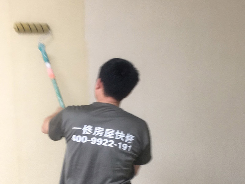 撕墻紙刷乳膠漆：1、首先，需要將壁紙清除干凈，弄濕了會更好撕下來。撕壞了也沒關(guān)系，反正壁紙是不要了的。只要保證墻面上干凈就OK。 2、然后，需要對墻面基層進行打磨的。 3、如果拆完壁紙以后你發(fā)現(xiàn)基層并不平整的話，是需要進行膩子找平工作的；建議至少做一遍。 4、然后就是底漆和面漆的施工了。