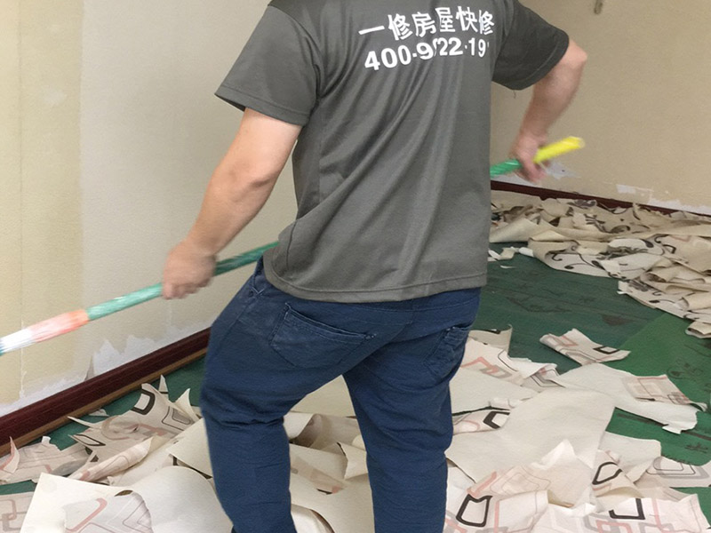 撕墻紙刷乳膠漆：1、首先，需要將壁紙清除干凈，弄濕了會更好撕下來。撕壞了也沒關(guān)系，反正壁紙是不要了的。只要保證墻面上干凈就OK。 2、然后，需要對墻面基層進行打磨的。 3、如果拆完壁紙以后你發(fā)現(xiàn)基層并不平整的話，是需要進行膩子找平工作的；建議至少做一遍。 4、然后就是底漆和面漆的施工了。