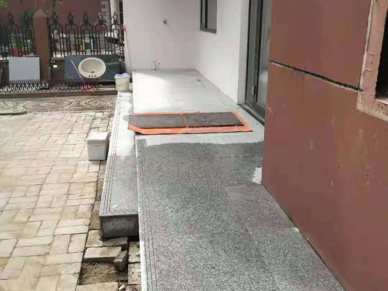 陽臺地磚鋪貼施工:先將選購的地磚清理干凈，并浸泡2小時(shí)以上。浸泡是為了讓地磚充分的吸足水分，以免在鋪貼完成后吸取材料中的水分，造成粘著劑水分不足，影響粘著牢固度， 從而引起空鼓、脫落的情況。地磚在充分浸水后和開始鋪貼前需要從水中取出并擦去表面水分，以便進(jìn)行鋪貼。 地磚的鋪貼一般按照由門窗邊(或陽臺)開始，從上到下，由左及右的順序行進(jìn)。具體的鋪貼方法為：先用水潤曾找平層，用鏟子將泥砂漿(或其它粘著劑)抹在瓷磚背面，再將地磚貼在墻面，再用鏟柄或橡膠錘輕敲地磚，使泥砂漿充滿墻面與地磚之間的空間。