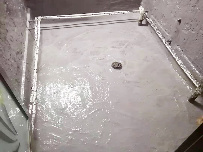 浴室拆除地面找平防水：因為地面找平的水泥有沒有干透跟當地的氣候和當時的季節(jié)以及當天的天氣等都有著密切的關系，如果想要看地面的水泥是否干透，可以用堅硬的東西在地面上劃動一下，如果出現白色粉末狀即為干透的水泥，這個時候就可以進行衛(wèi)生間的防水處理了。 第一步就是涂抹防水涂料，但是因為普通的住宅衛(wèi)生間普遍都比較小，并且都會有管線穿過樓板的情況，因此在做衛(wèi)生間防水時一般都是涂抹防水涂料而不是采用卷材來進行防水。