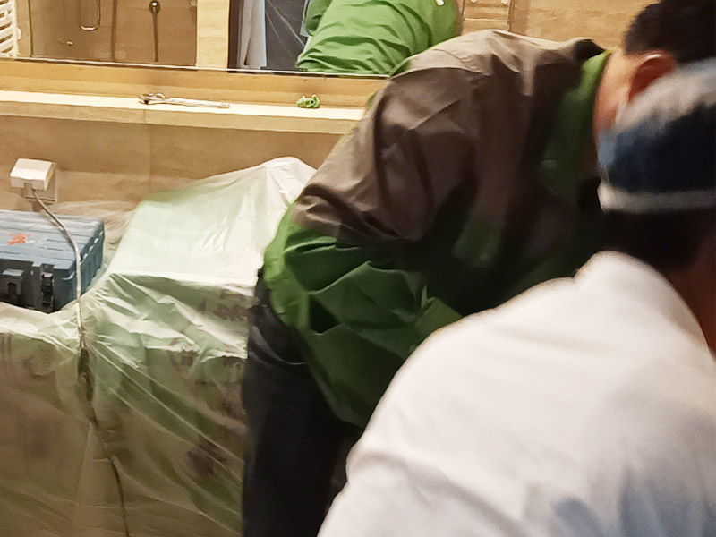 浴室拆除地面找平防水：因為地面找平的水泥有沒有干透跟當地的氣候和當時的季節(jié)以及當天的天氣等都有著密切的關系，如果想要看地面的水泥是否干透，可以用堅硬的東西在地面上劃動一下，如果出現白色粉末狀即為干透的水泥，這個時候就可以進行衛(wèi)生間的防水處理了。 第一步就是涂抹防水涂料，但是因為普通的住宅衛(wèi)生間普遍都比較小，并且都會有管線穿過樓板的情況，因此在做衛(wèi)生間防水時一般都是涂抹防水涂料而不是采用卷材來進行防水。