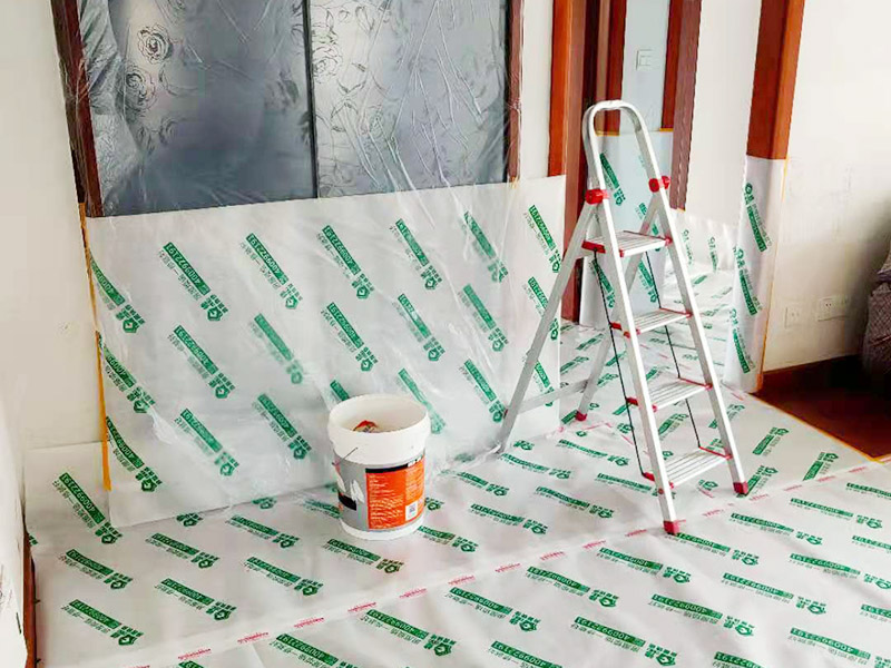 全屋成品保護裝修：入戶門及電梯過道的保護：各種裝修物料的進場以及各種建筑裝修垃圾的清理，都會經(jīng)過入戶門，這些物品在搬運的過程中，難免會和入戶門發(fā)生磕碰，造成入戶門的磕碰劃傷，所以，第一個需要做好成品保護的地方就是入戶門。 做法：在裝修開工前直到家具進場期間，都需要對入戶門進行保護！可以使用成品保護膜將門包裹。 木工成品的保護：在進行木門、櫥柜、家具等的相關的安裝或組裝的過程中，成品保護主要體現(xiàn)在兩個方面：一是原有的墻面、地面裝飾的保護，盡量避免因為這些安裝工程對已裝的部分造成破壞；二是安裝的物品本身的保護，注意不要在安裝過程中造成磕碰、劃傷等損傷。 地磚形象保護：地面瓷磚鋪貼完后，用成品保護膜覆蓋磚面，既可以防止裝修時的沙子磨傷地面，同時也能有效地防止油漆涂料等有色液體滴落磚面，造成地面污染。