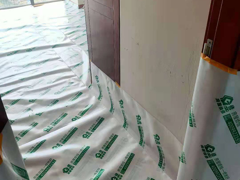全屋成品保護裝修：入戶門及電梯過道的保護：各種裝修物料的進場以及各種建筑裝修垃圾的清理，都會經(jīng)過入戶門，這些物品在搬運的過程中，難免會和入戶門發(fā)生磕碰，造成入戶門的磕碰劃傷，所以，第一個需要做好成品保護的地方就是入戶門。 做法：在裝修開工前直到家具進場期間，都需要對入戶門進行保護！可以使用成品保護膜將門包裹。 木工成品的保護：在進行木門、櫥柜、家具等的相關的安裝或組裝的過程中，成品保護主要體現(xiàn)在兩個方面：一是原有的墻面、地面裝飾的保護，盡量避免因為這些安裝工程對已裝的部分造成破壞；二是安裝的物品本身的保護，注意不要在安裝過程中造成磕碰、劃傷等損傷。 地磚形象保護：地面瓷磚鋪貼完后，用成品保護膜覆蓋磚面，既可以防止裝修時的沙子磨傷地面，同時也能有效地防止油漆涂料等有色液體滴落磚面，造成地面污染。