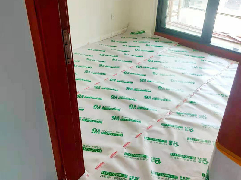 全屋成品保護裝修：入戶門及電梯過道的保護：各種裝修物料的進場以及各種建筑裝修垃圾的清理，都會經(jīng)過入戶門，這些物品在搬運的過程中，難免會和入戶門發(fā)生磕碰，造成入戶門的磕碰劃傷，所以，第一個需要做好成品保護的地方就是入戶門。 做法：在裝修開工前直到家具進場期間，都需要對入戶門進行保護！可以使用成品保護膜將門包裹。 木工成品的保護：在進行木門、櫥柜、家具等的相關的安裝或組裝的過程中，成品保護主要體現(xiàn)在兩個方面：一是原有的墻面、地面裝飾的保護，盡量避免因為這些安裝工程對已裝的部分造成破壞；二是安裝的物品本身的保護，注意不要在安裝過程中造成磕碰、劃傷等損傷。 地磚形象保護：地面瓷磚鋪貼完后，用成品保護膜覆蓋磚面，既可以防止裝修時的沙子磨傷地面，同時也能有效地防止油漆涂料等有色液體滴落磚面，造成地面污染。