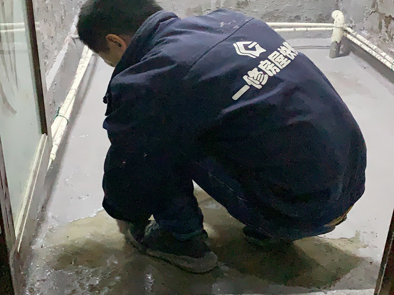地面防水涂刷：在進行防水處理之前，一定先找平地面，如果地面不平或效果不好，可能造成因防水涂料薄厚不均而導(dǎo)致的開裂滲漏。地漏，墻角，管跟等接縫處要使用高彈性的柔性防水涂刷，因為衛(wèi)生間的墻與地面之間的接縫處會移位最容易滲水。 2、防水層做好后要留余一定的時間，讓防水層與建筑更好的融為一體，然后在防水層上做保護層在鋪地磚，施工過程中，可千萬馬虎不得。要盡量的保護防水層。 3、防水是隱蔽工程，后續(xù)的施工也有可能會破壞防水層，如果地磚已鋪設(shè)完畢，可千萬不要砸地磚，用專業(yè)的補縫防水材料，把所有的縫隙堵住做好防水就好了。也同樣適用于衛(wèi)生間防水層失效后防水工程。 4、防水是一項系統(tǒng)工程，每處產(chǎn)生的原因及處理方法不盡相同。材料是基礎(chǔ)，施工是關(guān)鍵，后續(xù)服務(wù)是保證。