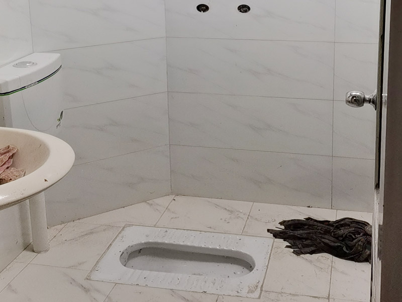 老房子局部改造完工：在舊房翻新中先實(shí)施的是主題拆除，其中主要包括墻面、地面、門窗、水路、電路等各方面的拆除。拆改會(huì)產(chǎn)生許多的垃圾，要及時(shí)清理，同時(shí)老房翻新過程中時(shí)刻保持室內(nèi)的清潔，這對(duì)于施工也是非常方便的。然后就是水路的改造，這是舊房翻新最重要的項(xiàng)目之一。首先裝修業(yè)主們要檢查舊房本來的上、下水路是否銹蝕、老化。對(duì)于勉強(qiáng)能使用的水路管線，今后的使用過程中會(huì)出現(xiàn)滲水、漏水等諸多問題使得更加麻煩。 墻面、地面的優(yōu)化了，專業(yè)人員對(duì)房屋實(shí)地勘察是尤為重要的，比如墻地面、天花板等有無明顯的裂紋，是否平整，有沒有脫落起沙的現(xiàn)象等都是需要專業(yè)勘測(cè)報(bào)告的。如果墻面灰的耐粉化程度較差，在鏟除時(shí)容易起皮脫離，很難修補(bǔ)，更達(dá)不到粘貼大理石和磚的基本要求，因此要對(duì)面層進(jìn)行徹底鏟除，再用水泥砂漿做基礎(chǔ)處理，批刮耐水膩?zhàn)?，打個(gè)堅(jiān)實(shí)基礎(chǔ)。