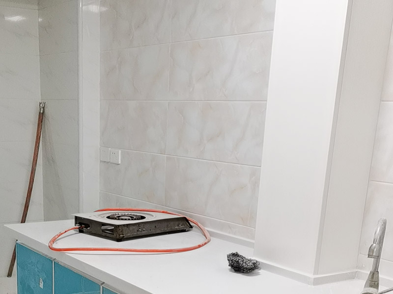 老房子局部改造完工：在舊房翻新中先實(shí)施的是主題拆除，其中主要包括墻面、地面、門窗、水路、電路等各方面的拆除。拆改會(huì)產(chǎn)生許多的垃圾，要及時(shí)清理，同時(shí)老房翻新過程中時(shí)刻保持室內(nèi)的清潔，這對(duì)于施工也是非常方便的。然后就是水路的改造，這是舊房翻新最重要的項(xiàng)目之一。首先裝修業(yè)主們要檢查舊房本來的上、下水路是否銹蝕、老化。對(duì)于勉強(qiáng)能使用的水路管線，今后的使用過程中會(huì)出現(xiàn)滲水、漏水等諸多問題使得更加麻煩。 墻面、地面的優(yōu)化了，專業(yè)人員對(duì)房屋實(shí)地勘察是尤為重要的，比如墻地面、天花板等有無明顯的裂紋，是否平整，有沒有脫落起沙的現(xiàn)象等都是需要專業(yè)勘測(cè)報(bào)告的。如果墻面灰的耐粉化程度較差，在鏟除時(shí)容易起皮脫離，很難修補(bǔ)，更達(dá)不到粘貼大理石和磚的基本要求，因此要對(duì)面層進(jìn)行徹底鏟除，再用水泥砂漿做基礎(chǔ)處理，批刮耐水膩?zhàn)?，打個(gè)堅(jiān)實(shí)基礎(chǔ)。